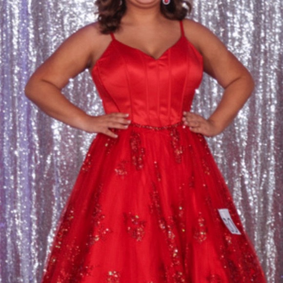 By Collette- Mon Cheri Size 8 Red Gown - Picture 2 of 5